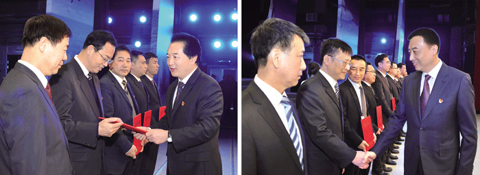 左图为本钢集团党委书记,董事长陈继壮为先进党委代表颁奖.